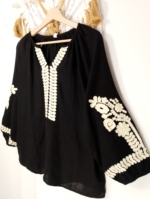 Blusa negra de algodón bordada Anais – moda boho femenina en tallas S, M y L- La Gata Voladora
