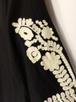 Blusa negra de algodón bordada Anais – moda boho femenina en tallas S, M y L- La Gata Voladora