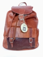 Mochila de Piel Amina marrón con solapa y correas ajustables – La Gata Voladora