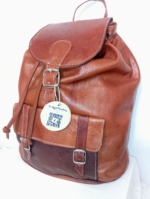 Mochila de Piel Amina marrón con solapa y correas ajustables – La Gata Voladora