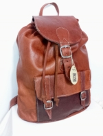 Mochila de Piel Amina marrón con solapa y correas ajustables – La Gata Voladora