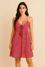 Vestido corto de seda Maya con detalles dorados y escote ajustable estilo boho chic