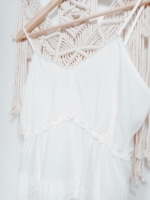 blusa blanca con volantes