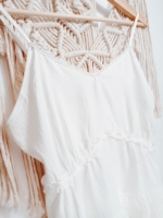 blusa blanca con volantes