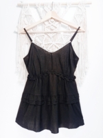 blusa negra con volantes