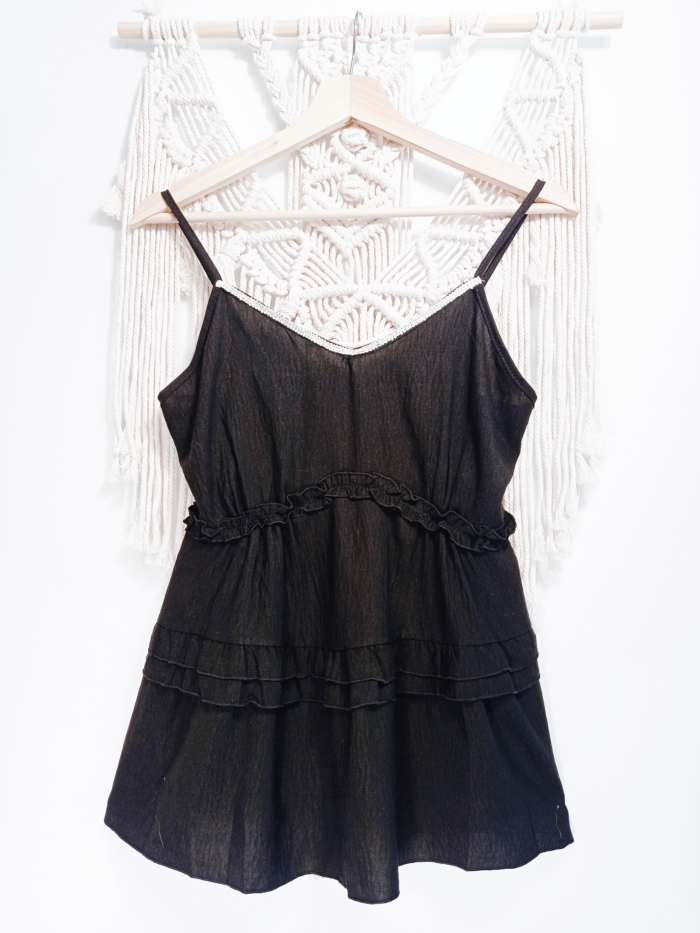 blusa negra con volantes