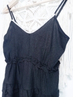 blusa negra con volantes