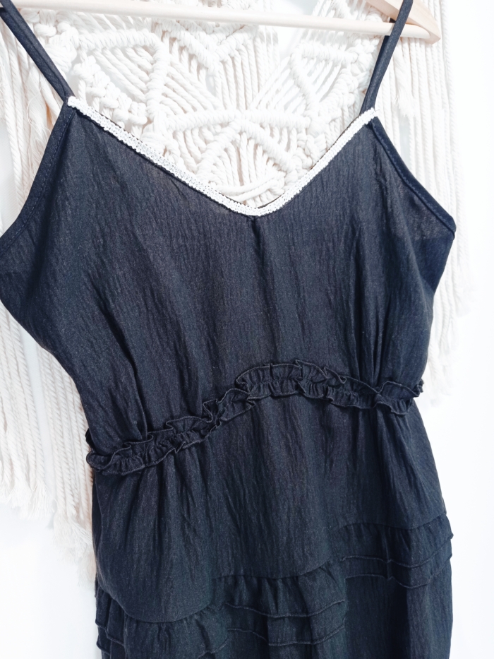 blusa negra con volantes