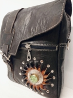 bolso de cuero negro