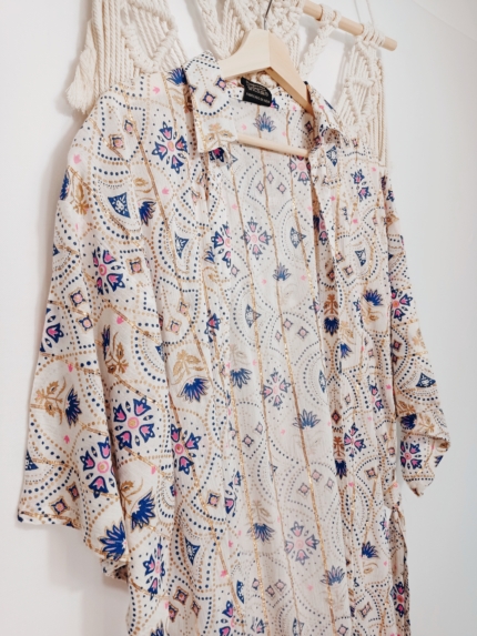 Kimono boho chic Varanasi con caída ligera y brillo natural para un look de verano elegante