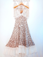 vestido de algodón de tirantes con bordados beige