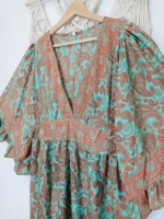 vestido de seda con volantes verde