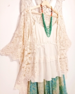 Blusa ibicenca Nannar con tirantes ajustables, volantes y detalles plateados estilo boho chic
