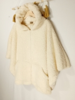 Poncho Boho Coline color blanco crudo con capucha y cremallera - La Gata Voladora