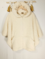 Poncho Boho Coline color blanco crudo con capucha y cremallera - La Gata Voladora