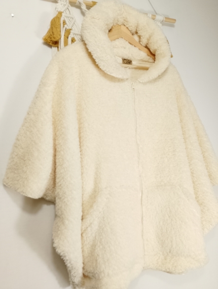 Poncho Boho Coline color blanco crudo con capucha y cremallera - La Gata Voladora