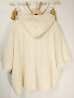 Poncho Boho Coline color blanco crudo con capucha y cremallera - La Gata Voladora