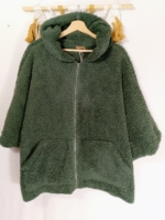 Poncho boho Coline color verde caqui con capucha y cremallera - La Gata Voladora