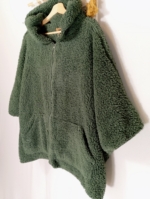 Poncho boho Coline color verde caqui con capucha y cremallera - La Gata Voladora