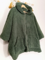 Poncho boho Coline color verde caqui con capucha y cremallera - La Gata Voladora