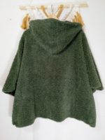 Poncho boho Coline color verde caqui con capucha y cremallera - La Gata Voladora