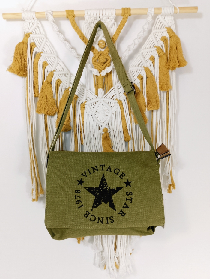 Bandolera de Tela Vintage Star verde oliva con solapa magnética y correa ajustable – La Gata Voladora