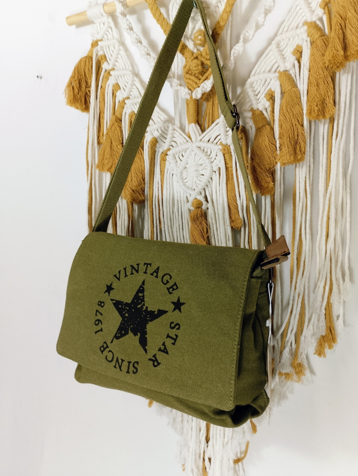 Bandolera de Tela Vintage Star verde oliva con solapa magnética y correa ajustable – La Gata Voladora