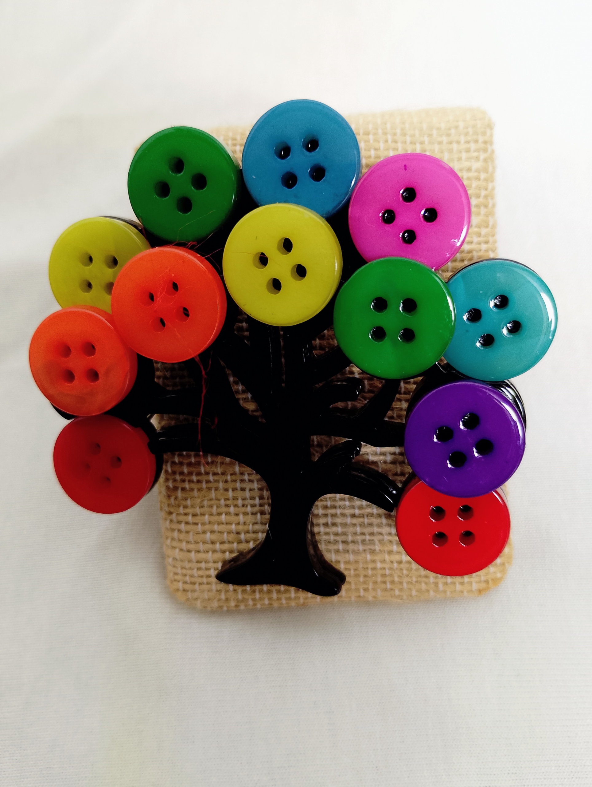 Broche Botón Arcoíris Broche botón arcoíris con diseño de árbol de colores en metacrilato – La Gata Voladora