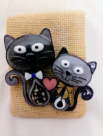 Broche gatos enamorados de metacrilato con dos gatos y corazón estilo boho - La Gata Voladora