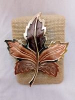 broche-hoja-boho-marron-metacrilato- cierre-iman - La Gata Voladora