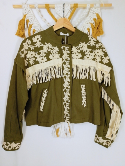Chaqueta Olivia color verde militar con bordados florales y flecos artesanales estilo boho