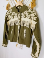 Chaqueta Olivia color verde militar con bordados florales y flecos artesanales estilo boho