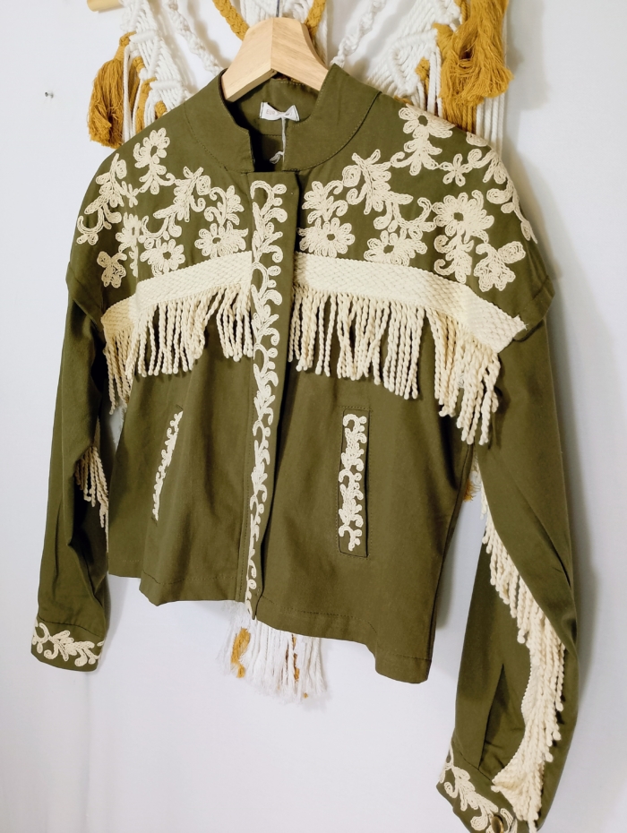 Chaqueta Olivia color verde militar con bordados florales y flecos artesanales estilo boho