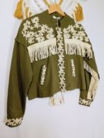 Chaqueta Olivia color verde militar con bordados florales y flecos artesanales estilo boho