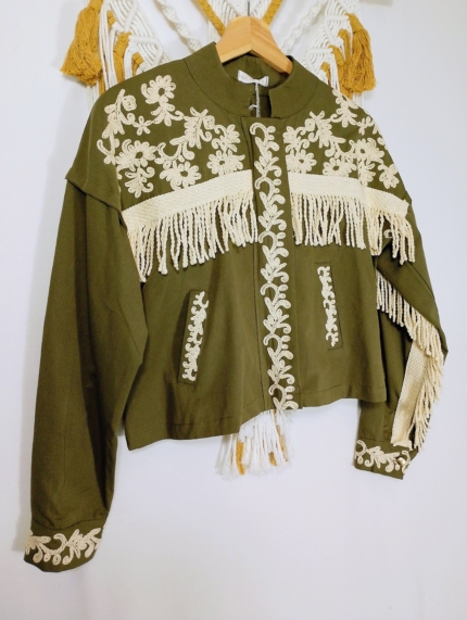 Chaqueta Olivia color verde militar con bordados florales y flecos artesanales estilo boho – La Gata Voladora