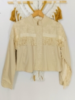 Chaqueta Olivia color crudo con bordados florales y flecos artesanales estilo boho