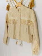 Chaqueta Olivia color crudo con bordados florales y flecos artesanales estilo boho