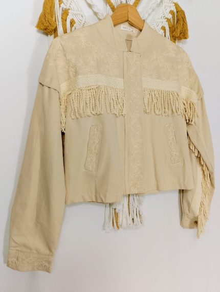 Chaqueta Olivia color crudo con bordados florales y flecos artesanales estilo boho