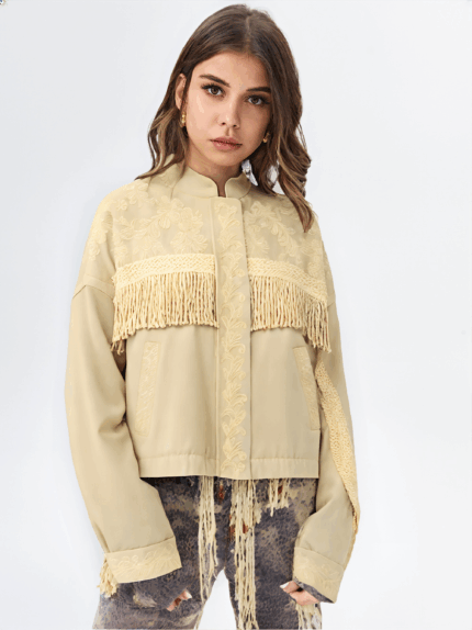 Chaqueta Olivia color crudo con bordados florales y flecos artesanales estilo boho – La Gata Voladora