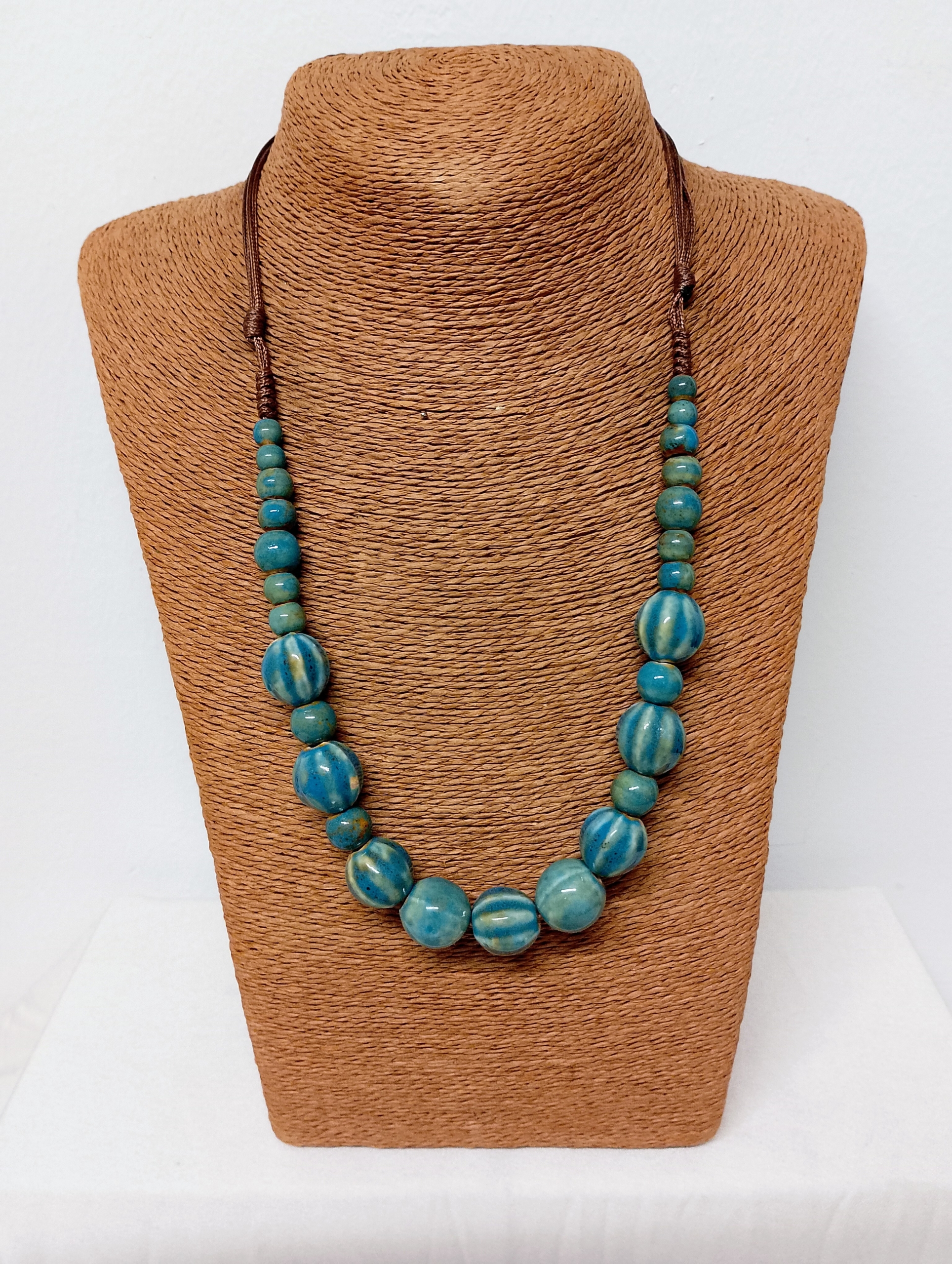 Collar de ceramica Luna Azul (2) Collar de Cerámica Luna con cordón ajustable – La Gata Voladora