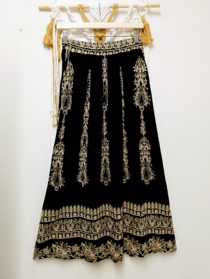 Falda bordada Samira boho chic negra con bordado dorado