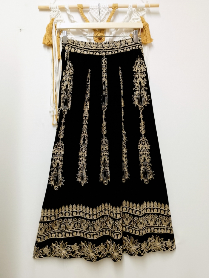 Falda bordada Samira boho chic negra con bordado dorado
