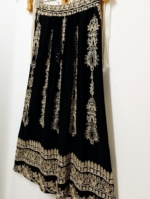 Falda bordada Samira boho chic negra con bordado dorado