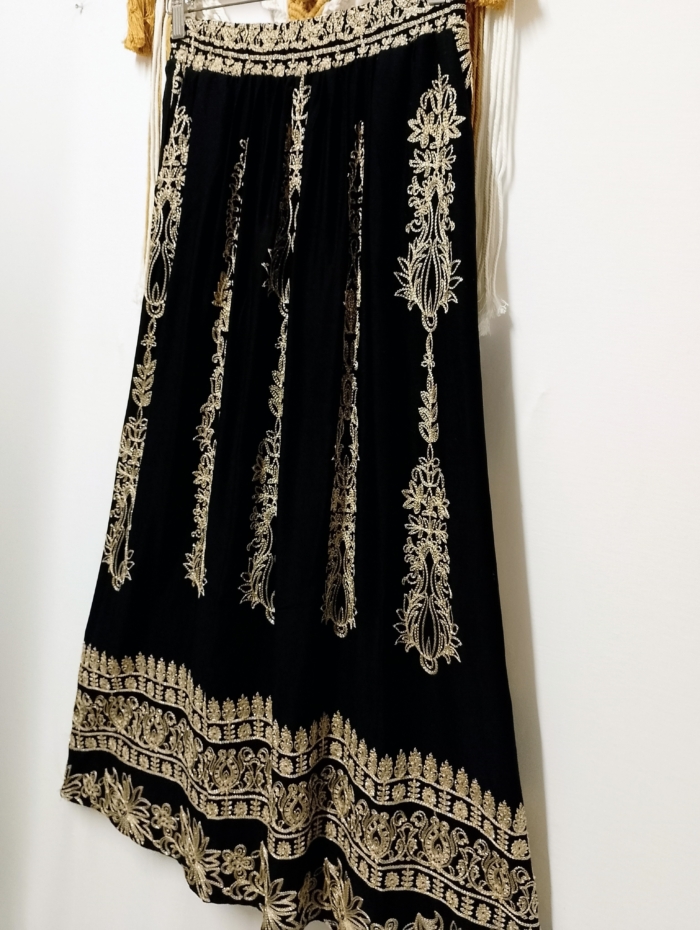 Falda bordada Samira boho chic negra con bordado dorado