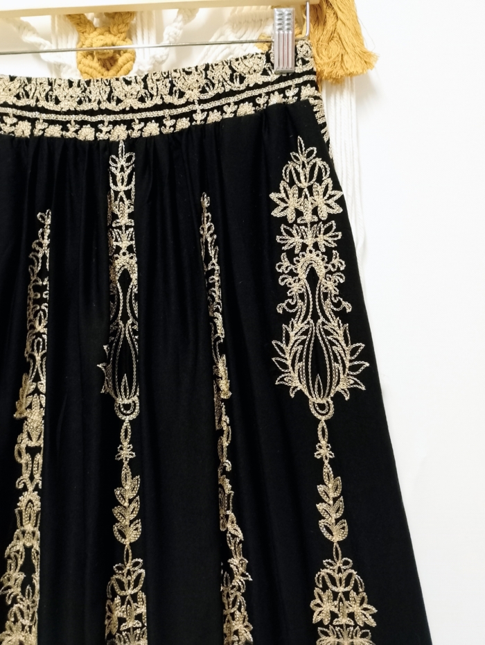 Falda bordada Samira boho chic negra con bordado dorado
