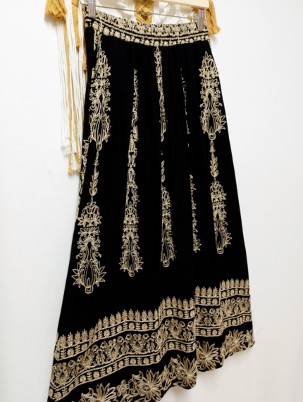 Falda bordada Samira boho chic negra con bordado dorado
