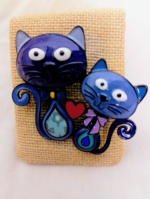 Broche gatos enamorados de metacrilato con dos gatos y corazón estilo boho - La Gata Voladora