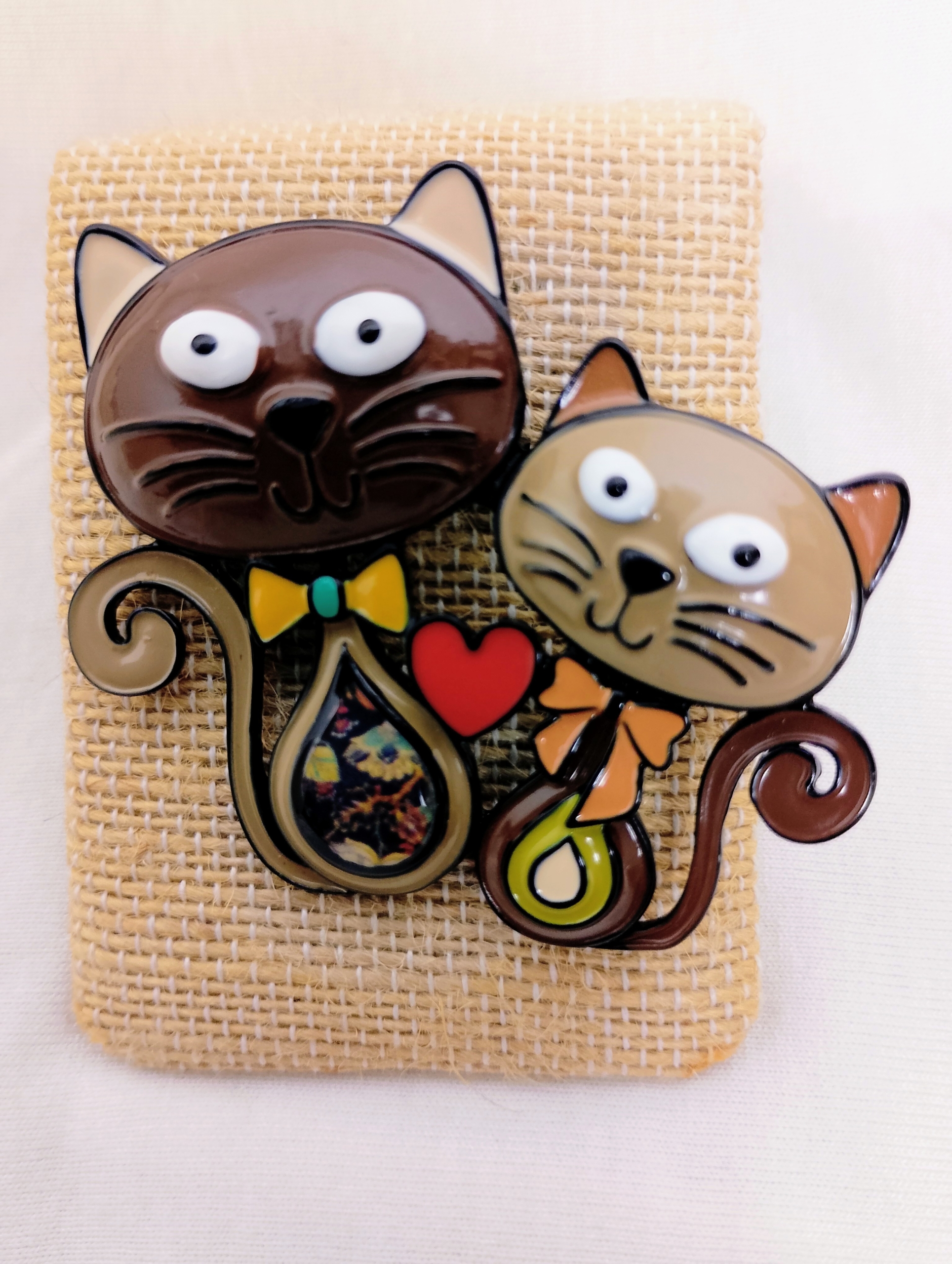Broche Gatos Enamorados-3 Broche gatos enamorados de metacrilato con dos gatos y corazón estilo boho - La Gata Voladora
