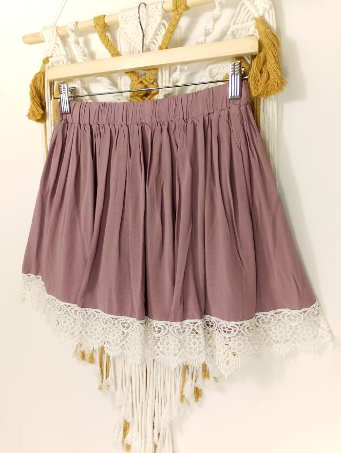 Mini falda Alma boho lila con encaje blanco