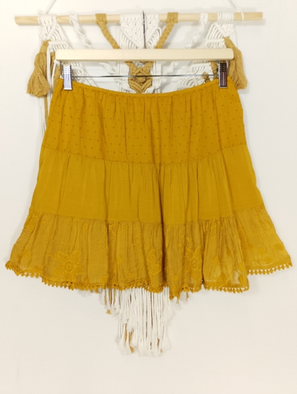 Mini falda Lúa boho chic con encaje y bordado en color mostaza